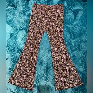 NWOT Junior’s No Boundaries Black Floral Bell Bottom Stretch Leggings Size XL